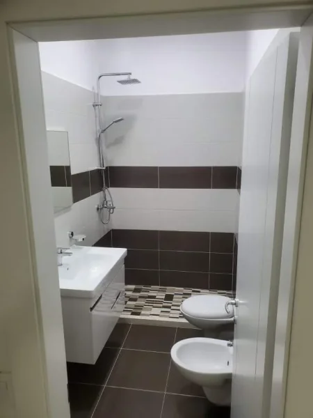 !DHENE!Durres, jepet me qera ambjent biznesi Kati 1, 52 m² 35.000 Lek (Ne rrugen mes Pallatit te Sportit dhe Stadiumit)