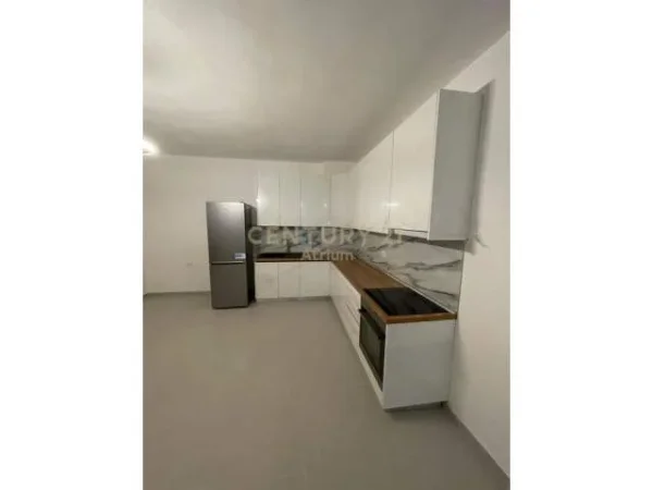 Tirane, jepet me qera apartament 92 m² 600 Euro (barrikadave)