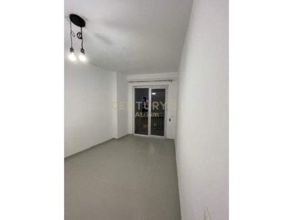 Tirane, jepet me qera apartament 2+1+BLK Kati 4, 92 m² 600 Euro (Rruga e Barrikadave)