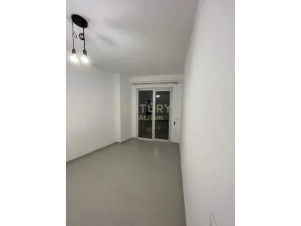 Tirane, jepet me qera apartament 92 m² 600 Euro (barrikadave)