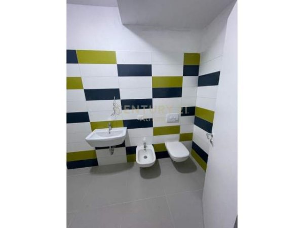 Tirane, jepet me qera apartament 2+1+BLK Kati 4, 92 m² 600 Euro (Rruga e Barrikadave)