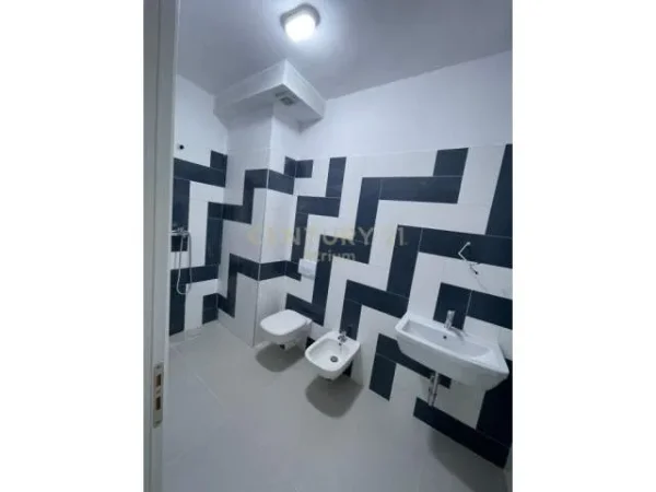 Tirane, jepet me qera apartament 92 m² 600 Euro (barrikadave)