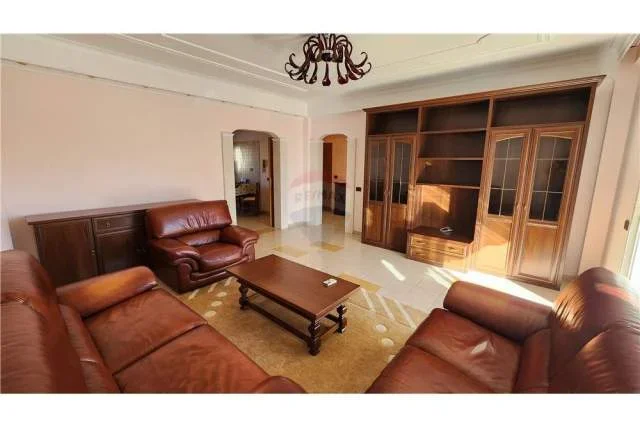 Tirane, jepet me qera apartament Kati 6, 134 m² 1.200 Euro (Ne zonen e bllokut, prane piceri Era.)