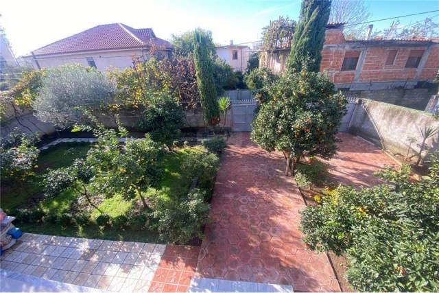 Tirane, jepet me qera Vile 4+1+BLK Kati 3, 248 m² 1.200 Euro (Te dogana Laprakee)