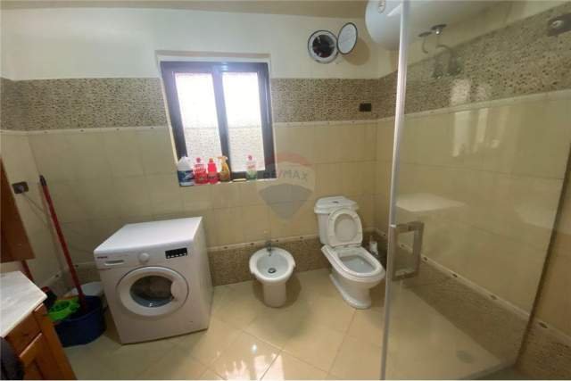 Tirane, jepet me qera Vile 4+1+BLK Kati 3, 248 m² 1.200 Euro (Te dogana Laprakee)