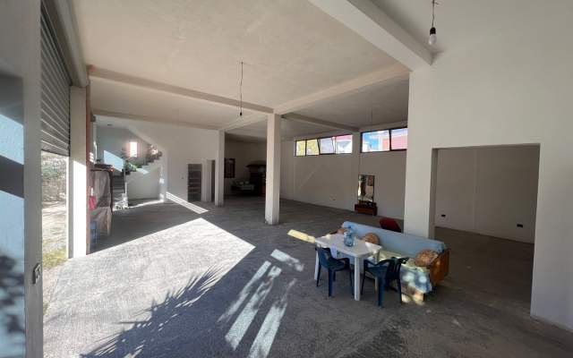 Tirane, jepet me qera magazine Kati 0, 220 m² 800 Euro (Rruga Shaban Bardhoshi, Kombinat)