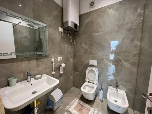 Tirane, jepet me qera apartament Kati 5, 126 m² 1.100 Euro (Square 21)