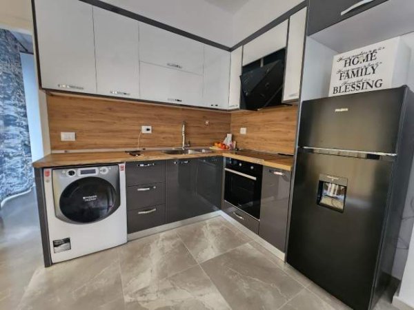 Tirane, jepet me qera apartament 1+1+BLK 71 m² 300 Euro