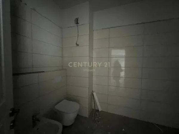 Tirane, jepet me qera apartament 2+1 Kati 1, 126 m² 600 Euro (Rruga Kongresi i Manastirit Tirana, Albania)