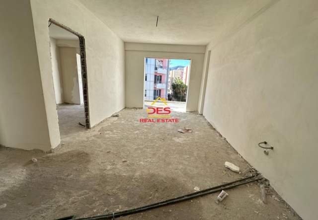 Vlore, shitet apartament 1+1+BLK Kati 3, 76 m² 850 Euro/m2 (Rruga Orikumi)