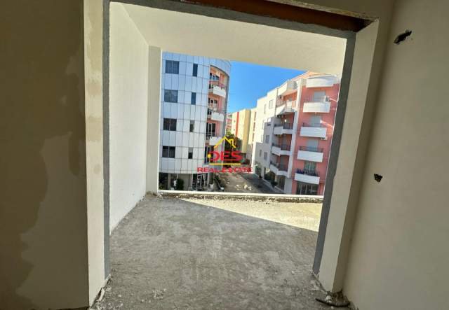 Vlore, shitet apartament 1+1+BLK Kati 3, 76 m² 850 Euro/m2 (Rruga Orikumi)