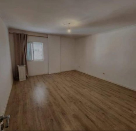 Tirane, jepet me qera ambjent biznesi Kati 6, 137 m² 800 Euro (Myslym Shyri)