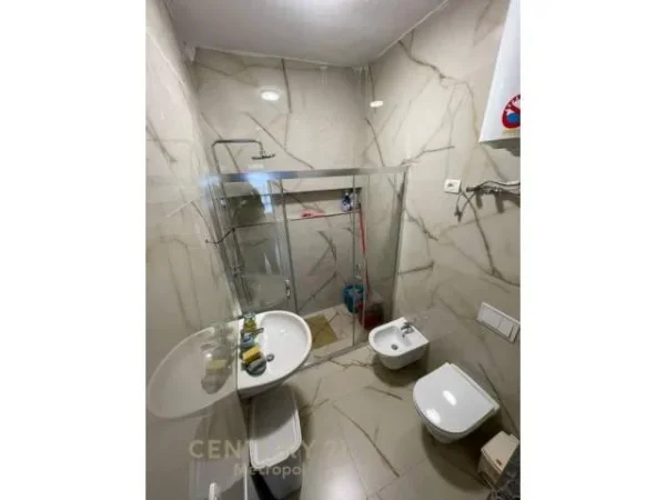 Tirane, jepet me qera apartament 1+1+BLK Kati 9, 75 m² 450 Euro (Rruga 5 Maji)