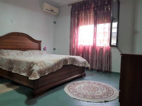 Tirane, jepet me qera apartament 4+1+BLK Kati 3, 160 m² 650 Euro (Pazari i Ri)