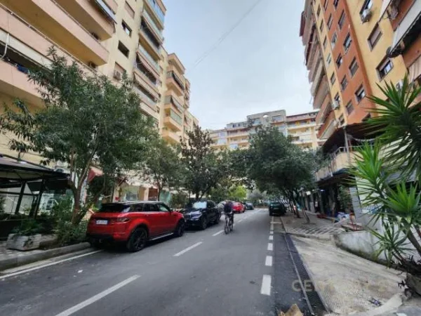 Tirane, jepet me qera apartament 120 m² 900 Euro (liqeni)