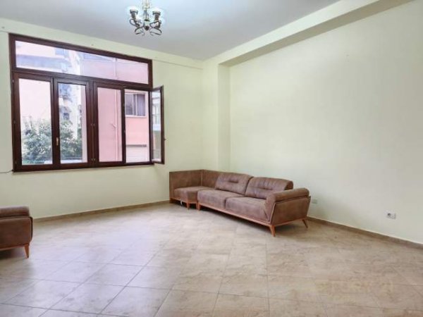 Tirane, jepet me qera apartament 120 m² 900 Euro (liqeni)
