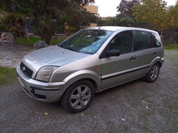 Tirane, shes makine Ford  Viti 2004, 1.300 Euro