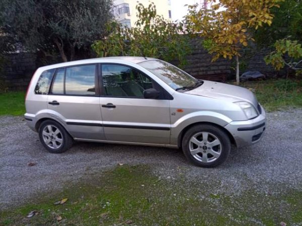 Tirane, shes makine Ford  Viti 2004, 1.300 Euro