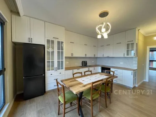 Tirane, jepet me qera apartament 120 m² 900 Euro (liqeni)