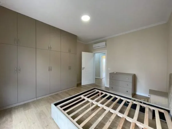 Tirane, jepet me qera apartament 2+1+BLK Kati 2, 120 m² 900 Euro (Liqeni i Thatë)