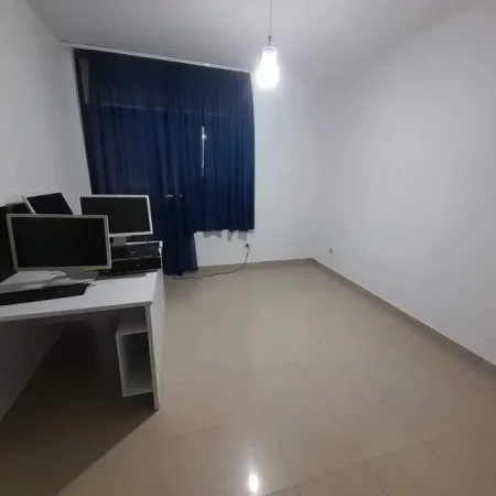 Tirane, jepet me qera apartament 3+1+BLK Kati 2, 160 m² 1.000 Euro (Bulevardi Zogu i Pare)