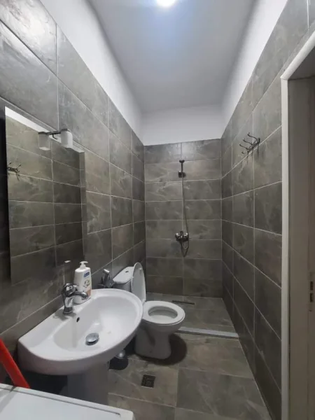 Tirane, jepet me qera apartament 1+1 Kati 0, 40 m² 250 Euro (Fadil Deliu)
