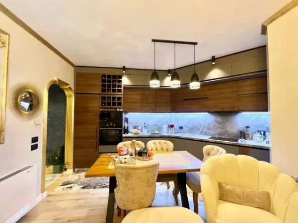 Tirane, shitet apartament 2+1+A+BLK 99 m²  (Stacioni Trenit, buze Unazes)