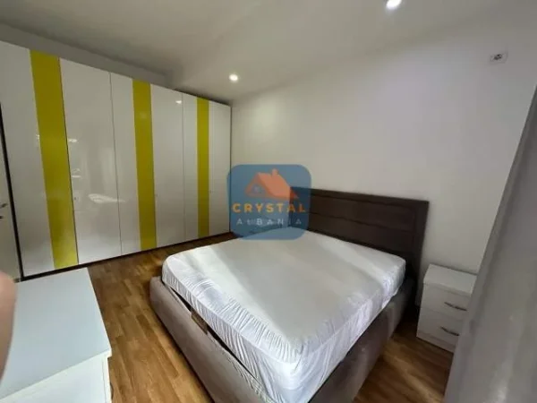 Tirane, jepet me qera shtepi 1+1+BLK Kati 1, 50 m² 400 Euro (rruga rasim kalakula)