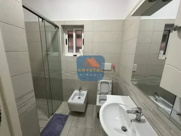 Tirane, jepet me qera shtepi 1+1+BLK Kati 1, 50 m² 400 Euro (rruga rasim kalakula)