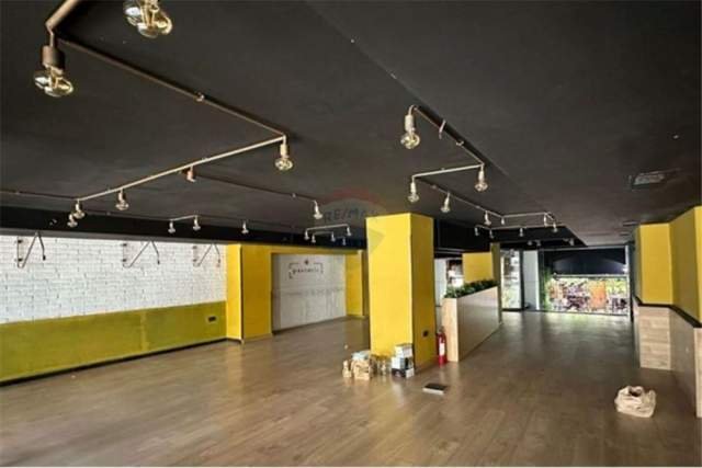 Tirane, jepet me qera lokal Kati 0, 300 m² 10.000 Euro (Rr. Sales)