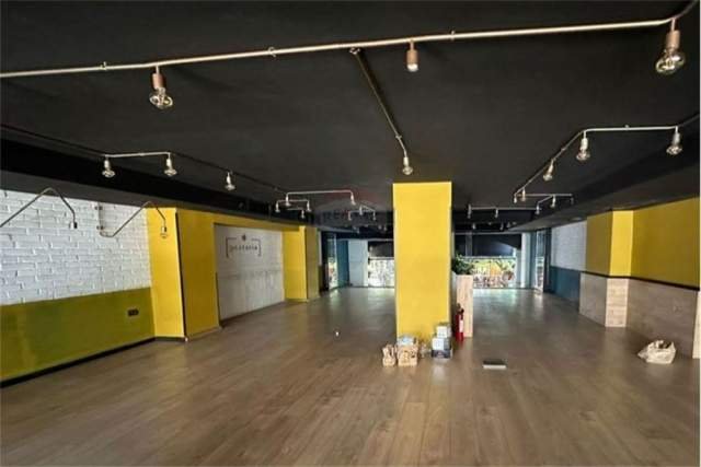 Tirane, jepet me qera lokal Kati 0, 300 m² 10.000 Euro (Rr. Sales)