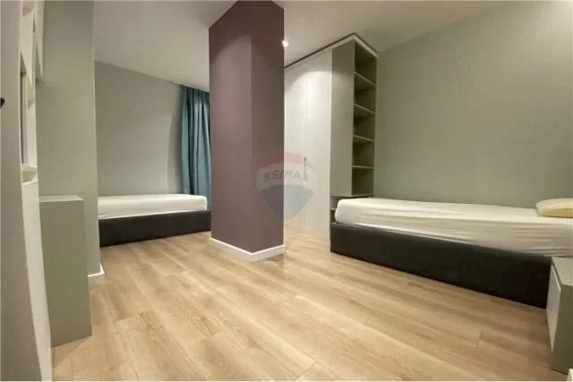 Tirane, jepet me qera apartament 2+1+A Kati 3, 110 m² 1.300 Euro (Rr. Kosovareve)
