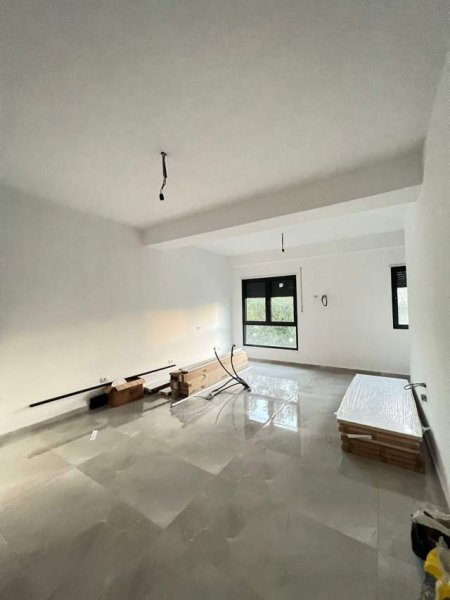 Tirane, jepet me qera ambjent biznesi Kati 2, 40 m² 400 Euro (Bulevardi astir)