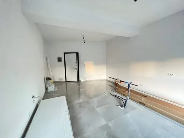 Tirane, jepet me qera ambjent biznesi Kati 2, 40 m² 400 Euro (Bulevardi astir)