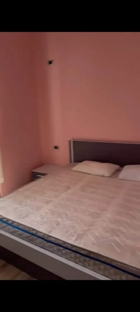 Tirane, jepet me qera Vile 3+1 Kati 1, 120 m² 40.000 Leke (Pran Rosman Lala ,Xhamllik)