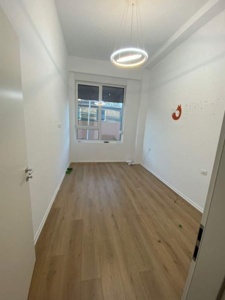 Tirane, jepet me qera zyre Kati 1, 60 m² 400 Euro (21 dhjetori)