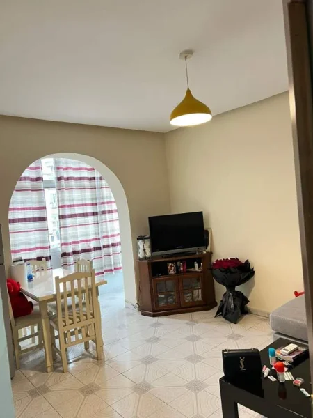 Tirane, jepet me qera apartament Kati 5, 62 m² 450 Euro (Sheshi Wilson)