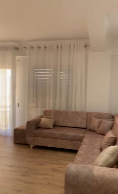 Tirane, jepet me qera apartament Kati 5, 350 Euro (prane Restorant Freskut)