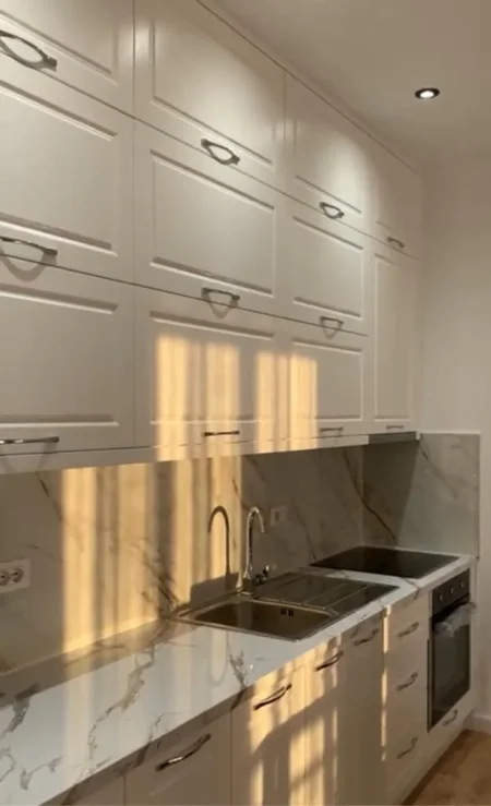 Tirane, jepet me qera apartament Kati 5, 350 Euro (prane Restorant Freskut)