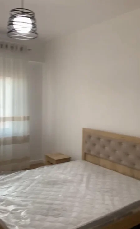 Tirane, jepet me qera apartament Kati 5, 350 Euro (prane Restorant Freskut)