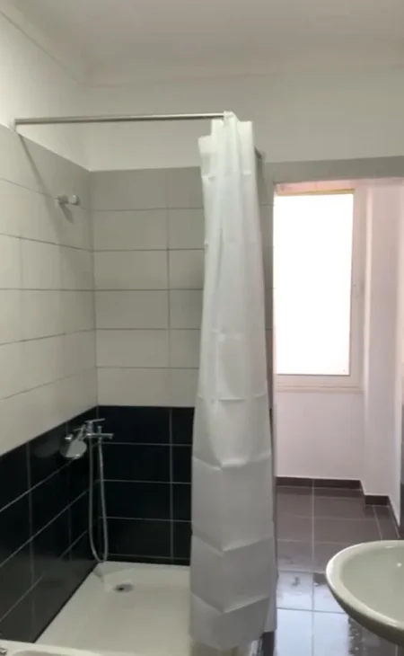 Tirane, jepet me qera apartament Kati 5, 350 Euro (prane Restorant Freskut)