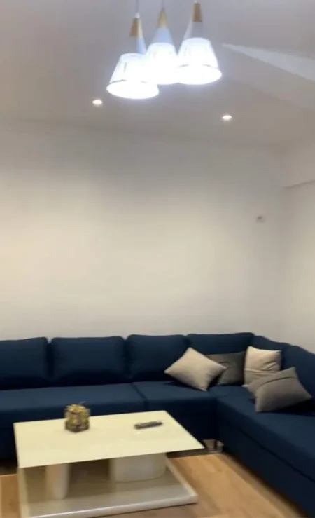 Tirane, jepet me qera apartament Kati 5, 80 m² 400 Euro (Restorant Fresku)