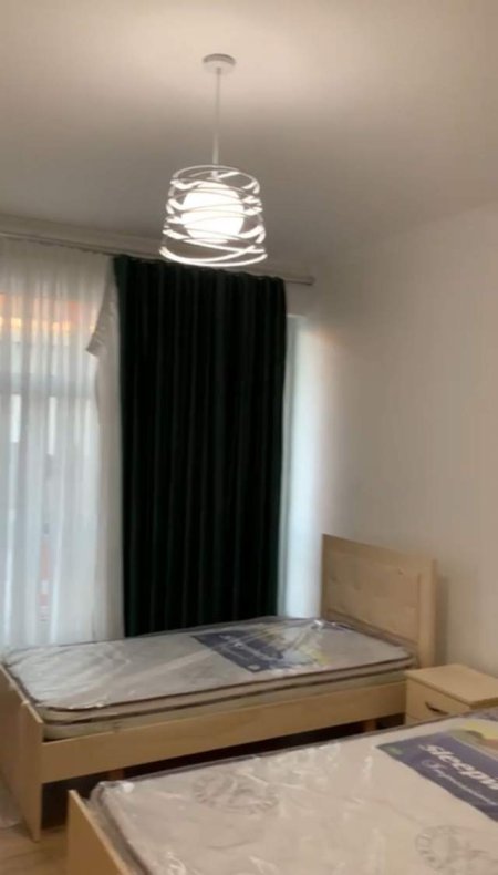 Tirane, jepet me qera apartament Kati 5, 80 m² 400 Euro (Restorant Fresku)
