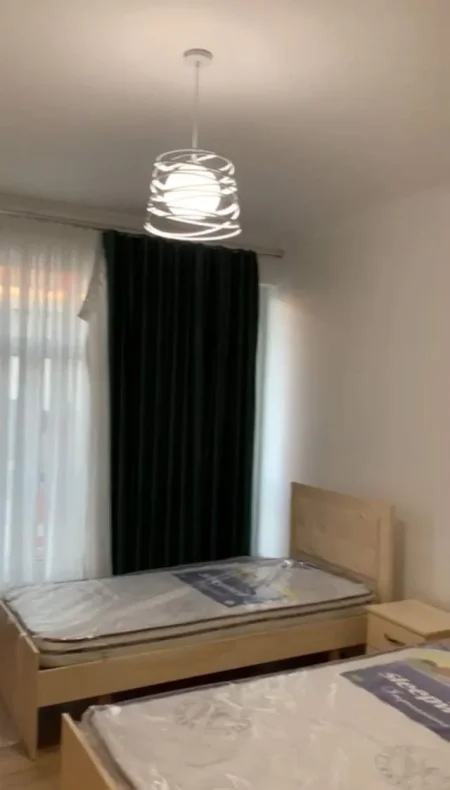 Tirane, jepet me qera apartament Kati 5, 80 m² 400 Euro (Restorant Fresku)