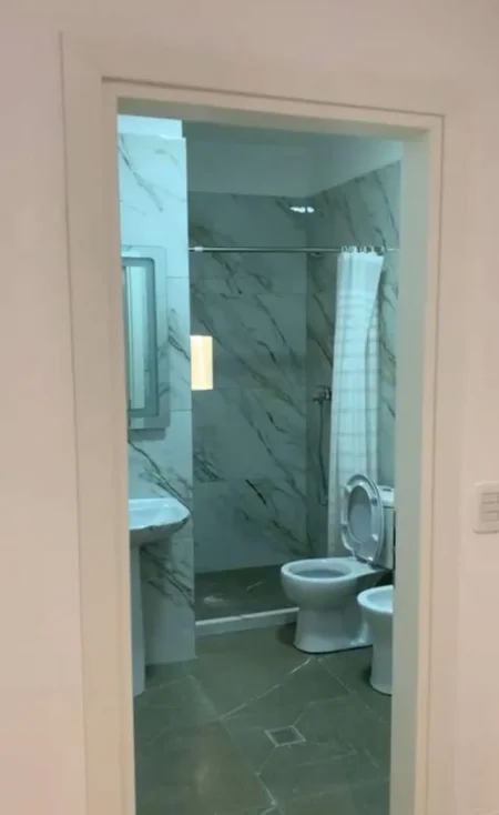 Tirane, jepet me qera apartament Kati 5, 80 m² 400 Euro (Restorant Fresku)