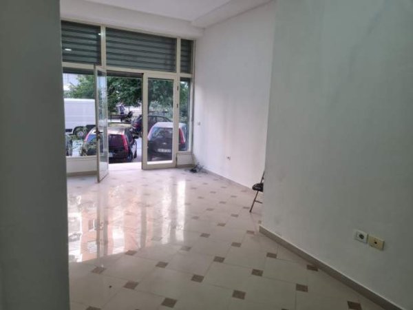 Tirane, jepet me qera ambjent biznesi Kati 0, 28 m² 210  (Yzberisht)