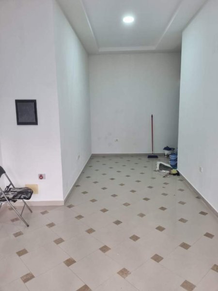 Tirane, jepet me qera ambjent biznesi Kati 0, 28 m² 210  (Yzberisht)