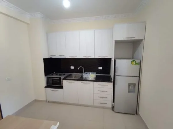 Vlore, jepet me qera garsonier 1+1+BLK Kati 5, 30 m² 25 Euro (lungomare)