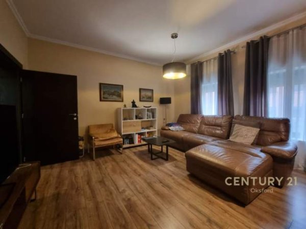 TEK RRUGA E KAVAJES, VILE 3-KATSHE PER SHITJE! 435 m² 653.000 Euro