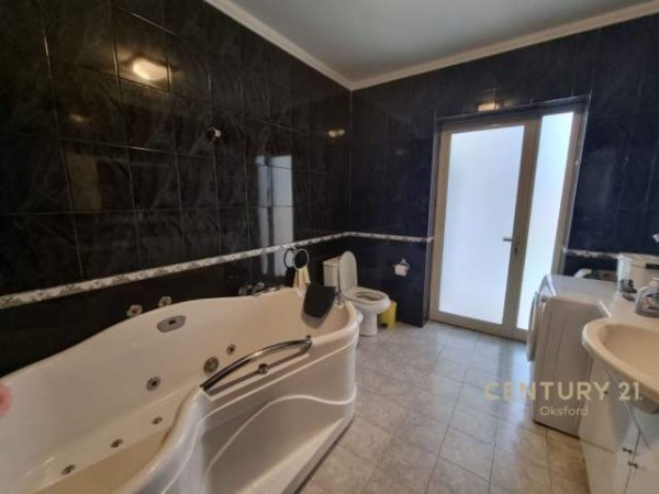 TEK RRUGA E KAVAJES, VILE 3-KATSHE PER SHITJE! 435 m² 653.000 Euro